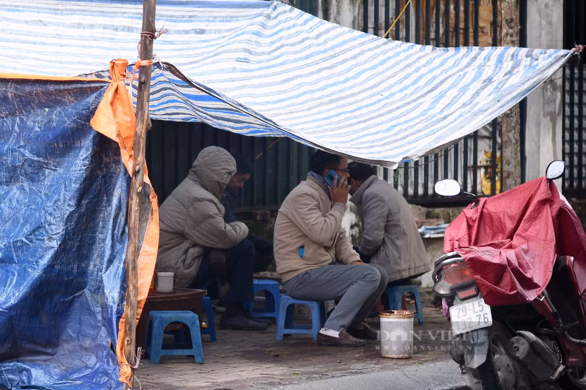 Các quán trà đá che bạt phủ kín để chống gió.