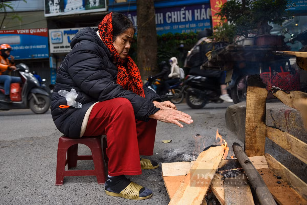 Nhiều người phải đốt lửa sưởi ấm vì nhiệt độ xuống thấp. Bà Nguyễn Thị Nga (71 tuổi, Ba Đình, Hà Nội) cho biết: "Nhiệt độ mấy ngày xuống thấp, nhưng vì công việc nên phải đi ra ngoài. Để đảm bảo giữ ấm cơ thể, mặc dù đã có quàng khăn và mang áo bông nhưng tôi vẫn đốt thêm lửa để sưởi".