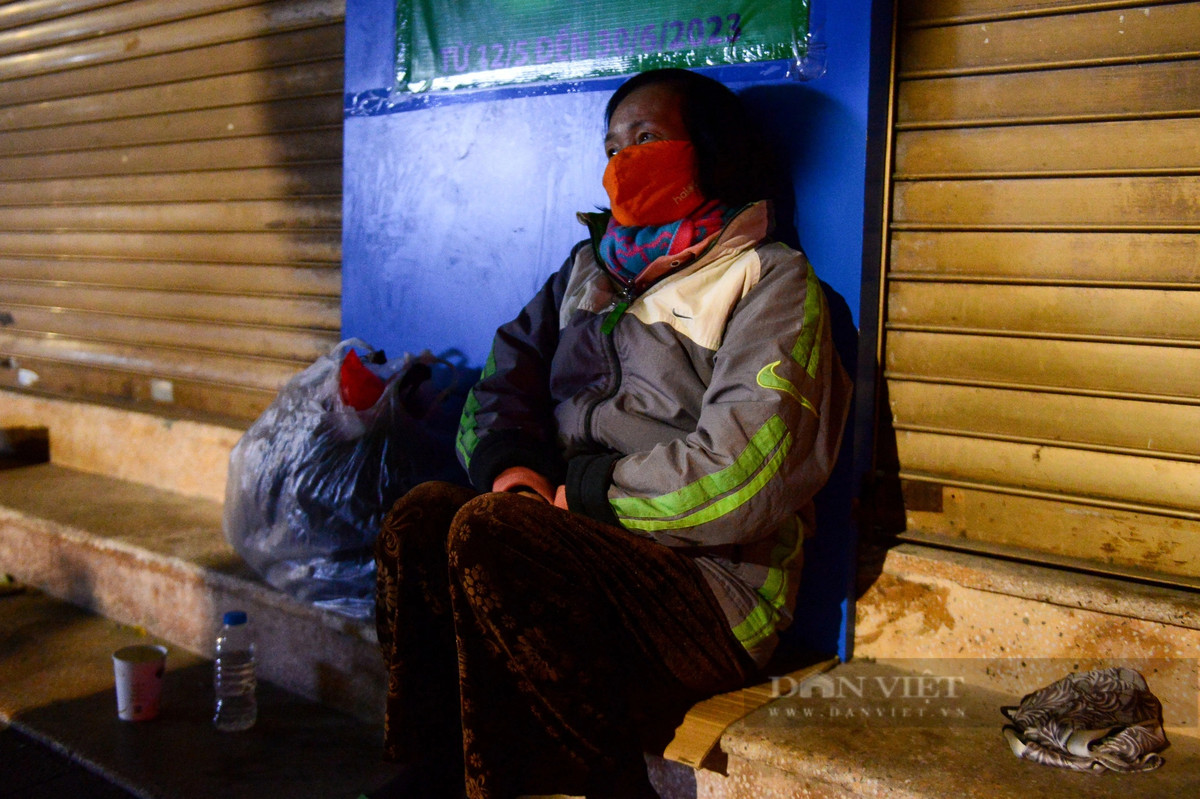 Một người vô gia cư co ro dưới thời tiết giá lạnh trên đường Hai Bà Trưng.