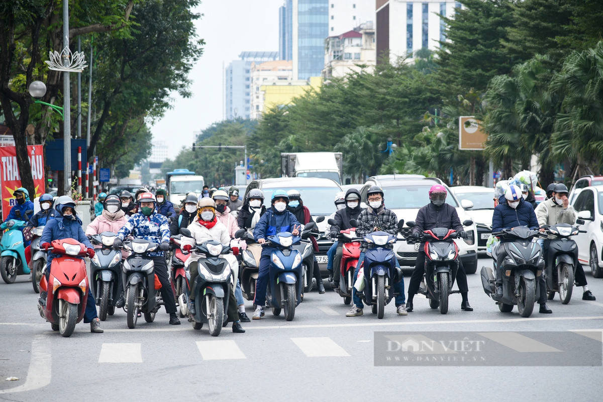 Theo Trung tâm Dự báo Khí tượng Thủy văn Quốc gia, sáng sớm nay (28/1), không khí lạnh mạnh đã ảnh hưởng và mạnh tăng cường đến hết các tỉnh Bắc Bộ. Nhiều người ra đường đã mặc rất kín, quàng khăn và đeo găng tay.