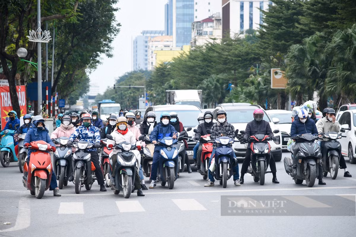 Theo Trung tâm Dự báo Khí tượng Thủy văn Quốc gia, sáng sớm nay (28/1), không khí lạnh mạnh đã ảnh hưởng và mạnh tăng cường đến hết các tỉnh Bắc Bộ. Nhiều người ra đường đã mặc rất kín, quàng khăn và đeo găng tay.