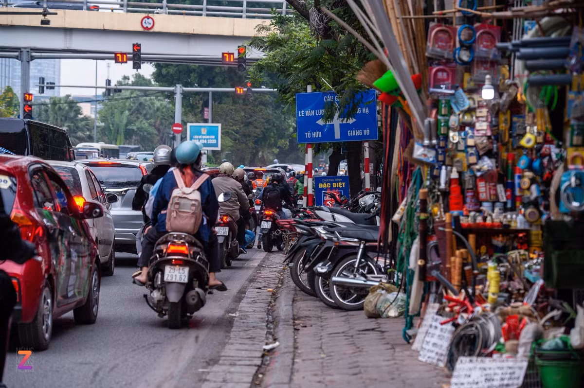 Tình trạng lấn chiếm vỉa hè làm nơi để xe hoặc bày bán hàng hóa thường xuyên xảy ra trên trục đường Láng.