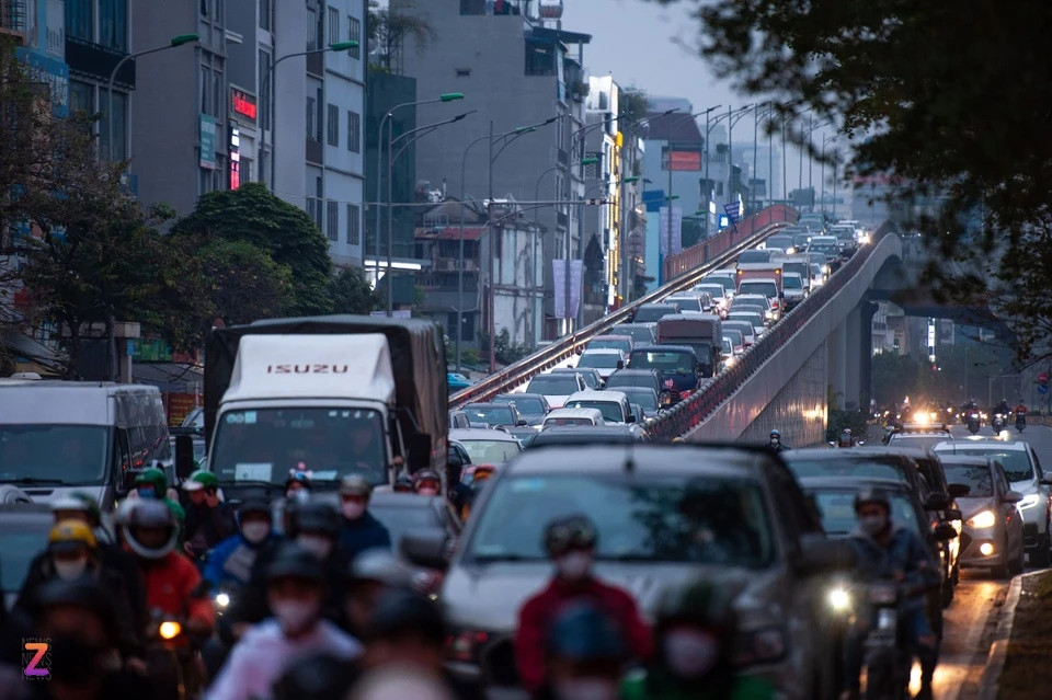 Mới đây, sau khi nút giao Ngã Tư Sở được cải tạo, điều chỉnh lại cách phân luồng thì giao thông qua khu vực này đã giảm bớt tình trạng ùn tắc, tuy nhiên vào khung giờ cao điểm do lưu lượng giao thông tăng đột biến vẫn khiến việc lưu thông qua đây rơi vào cảnh khó khăn. Người dân kỳ vọng sau khi tuyến đường Vành đai 2 trên cao được khép kín sẽ giúp giao thông trên trục đường này thông thoáng hơn.