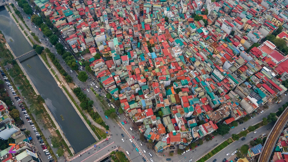 Với chiều dài khoảng 4 km, đây là đoạn đường với mật độ dân cư đông đúc bậc nhất thủ đô với nhà cửa san sát cùng nhiều tòa cao tầng nằm lân cận.