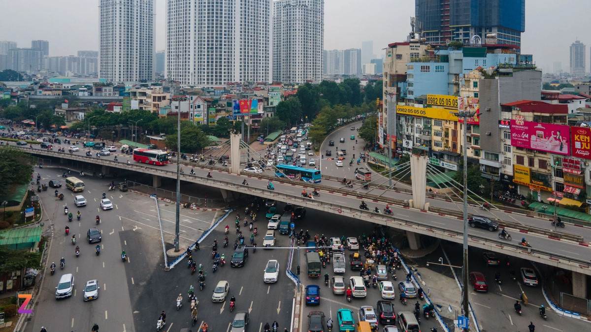 Với đặc điểm giao cắt với nhiều đường lớn khác, từ đó đường Láng tồn tại nhiều các điểm nóng về ùn tắc. Tại điểm đầu đường Láng ( \đoạn Ngã Tư Sở), mặc dù đã được tổ chức lại giao thông nhằm giảm xung đột nhưng tình trạng ùn tắc vẫn xảy ra vào nhiều thời điểm trong ngày, nhất là vào giờ cao điểm.