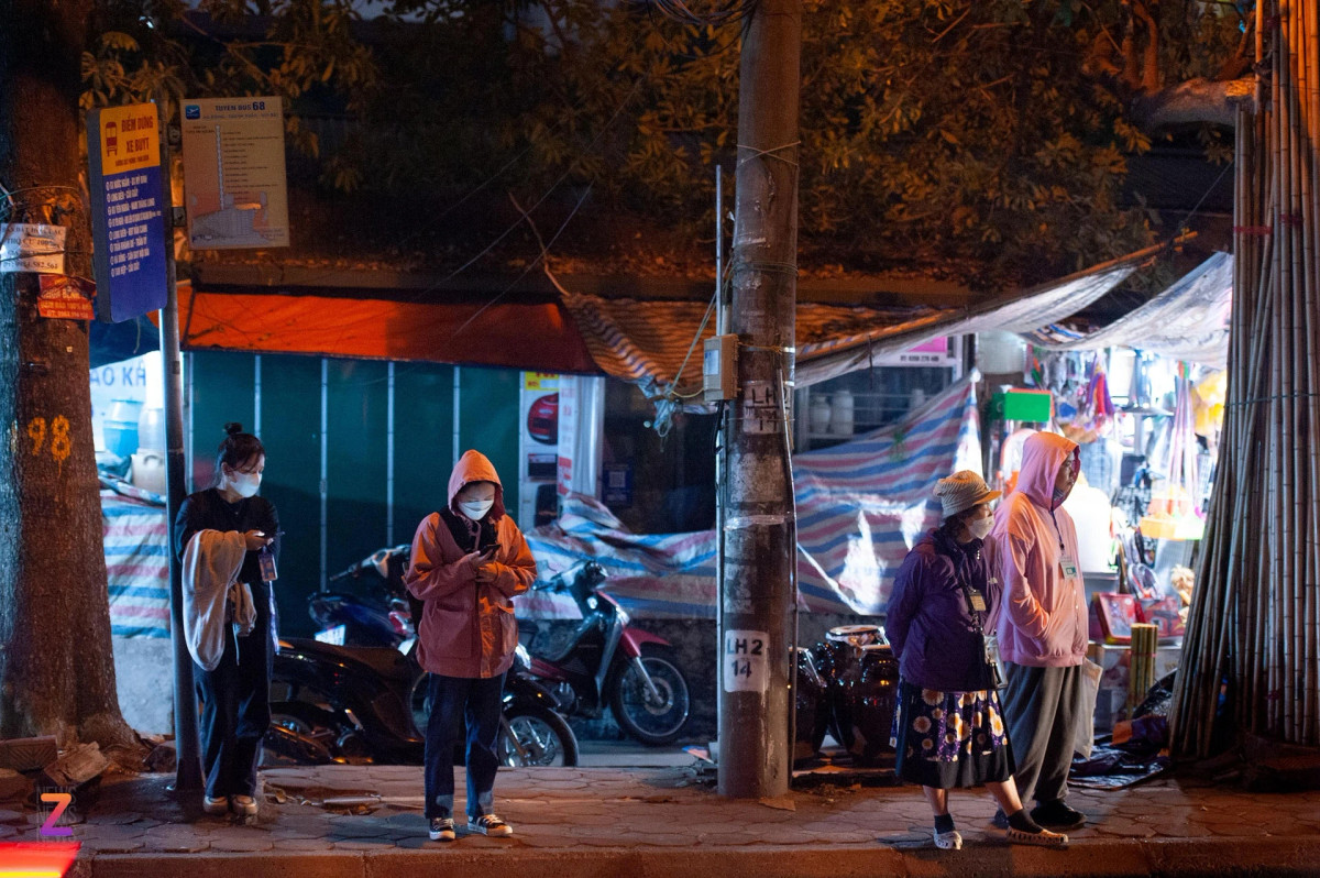 Cùng quan điểm trên, Bùi Thị Thanh Lam (21 tuổi) cho biết: "Nếu có phương án xây dựng đường trên cao để giảm thiểu ùn tắc thì mình rất đồng tình. Tuyến đường này quá nhiều điểm đen ùn tắc, việc phải đợi xe bus từ 30 phút đến cả tiếng đã quá quen thuộc với mình".