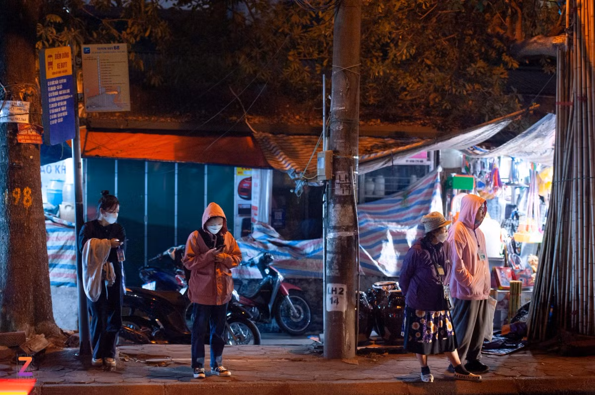 Cùng quan điểm trên, Bùi Thị Thanh Lam (21 tuổi) cho biết: "Nếu có phương án xây dựng đường trên cao để giảm thiểu ùn tắc thì mình rất đồng tình. Tuyến đường này quá nhiều điểm đen ùn tắc, việc phải đợi xe bus từ 30 phút đến cả tiếng đã quá quen thuộc với mình".