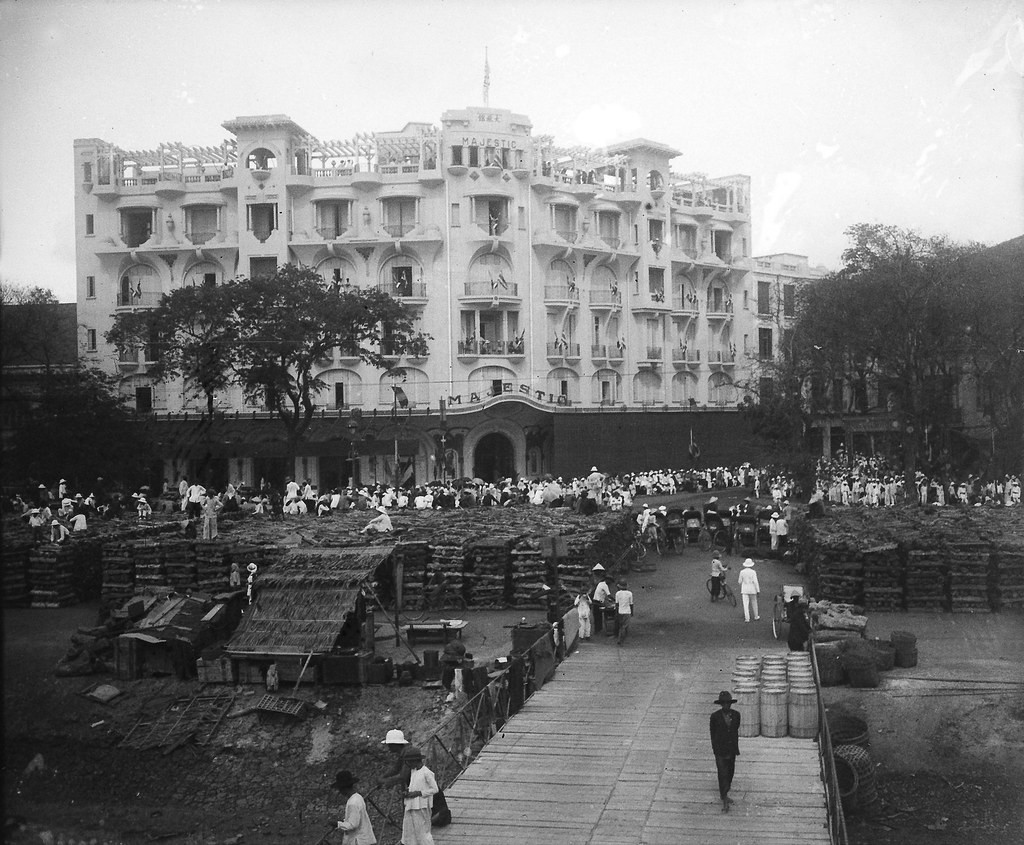 Bến tầu đối diện khách sạn Majestic là nơi vua Rama VII cùng đoàn tùy tùng sẽ cập bến. Củi được chất đầy trên bờ làm nhiên liệu cho tàu hơi nước.