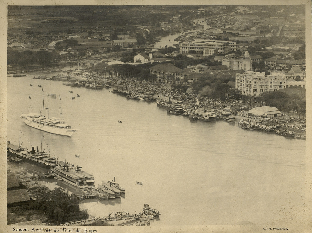 Biển người tập trung ở bến Bạch Đằng, đối diện khách sạn Majestic, để chào đón vua Xiêm Paramindr Maha Prajahhipok (Rama VII) ghé thăm Sài Gòn, tháng 4/1930. Con thuyền màu trắng giữa sông Sài Gòn là phương diện di chuyển của ngài.
