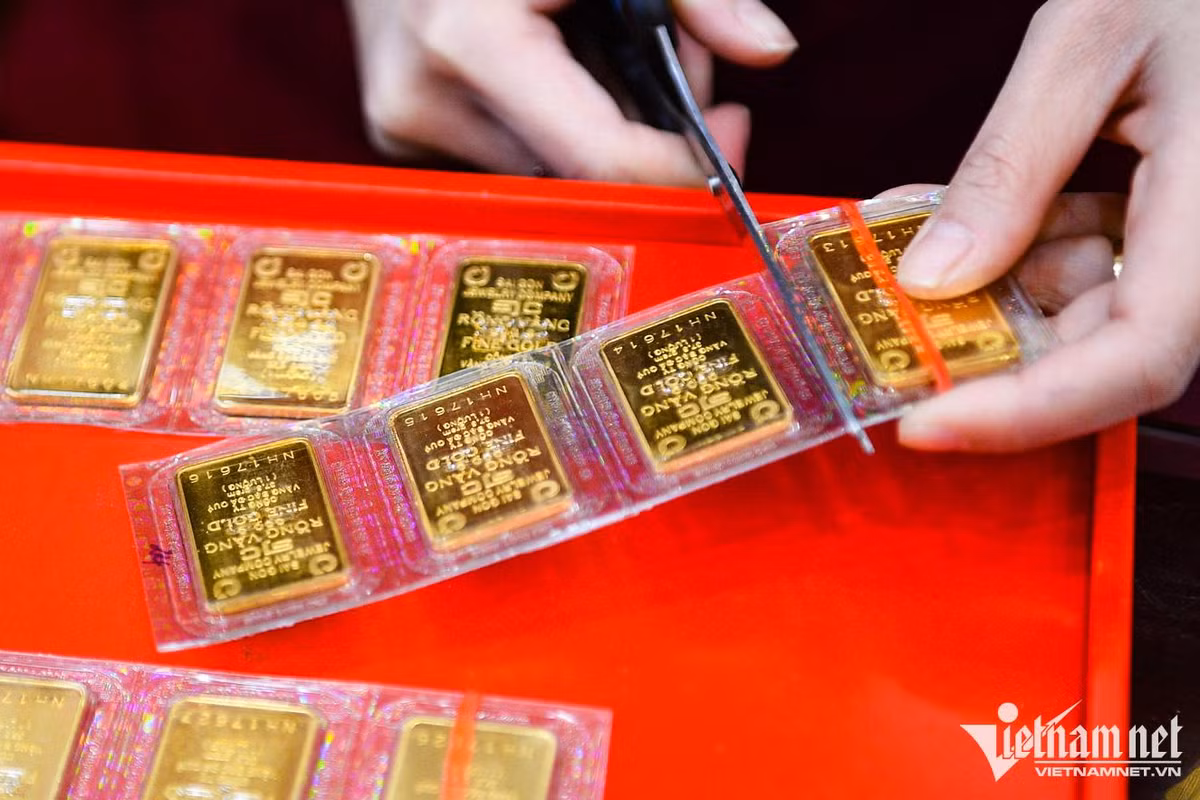 Gia vang hom nay 14/7: Lich su 20 nam co 1 lan, vang lao doc xuong day