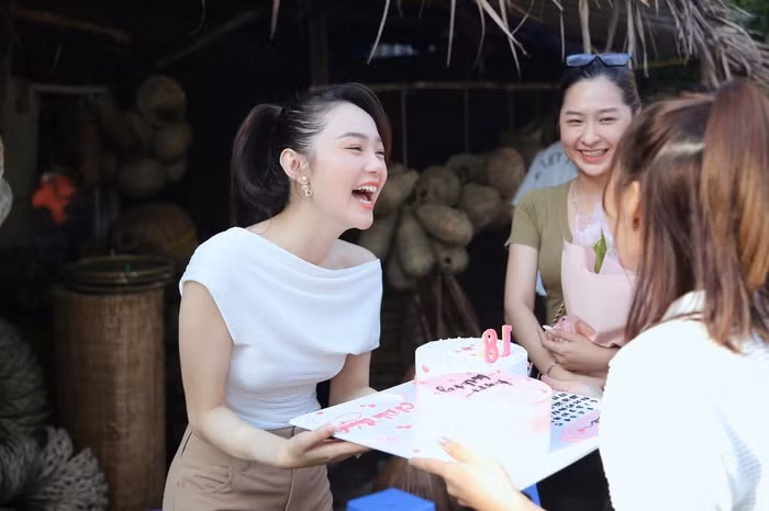 Minh Hang deo tui hieu Ngoc Trinh tang di 'cong chuyen'