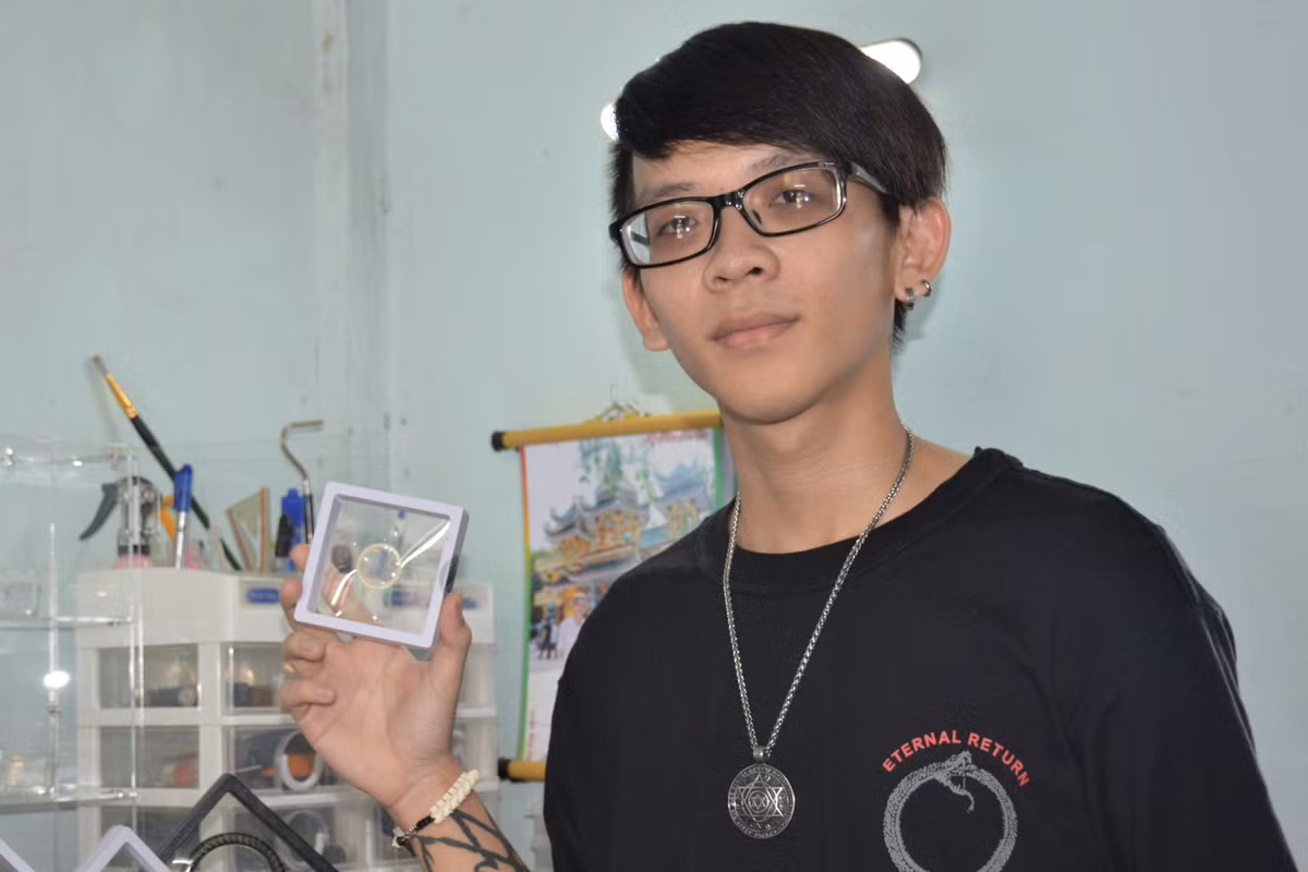Nghề 'độc', làm trang sức từ… xương rắn của chàng trai Cà Mau ảnh 1