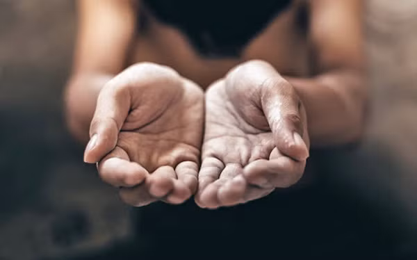 Khi chết đói, cơ thể của bạn sẽ bắt đầu có những triệu chứng nguy hiểm như tiêu hết chất béo dùng để trữ năng lượng. Ngay tiếp đó gan sẽ rối loạn, các độc tố trong cơ thể sẽ hoành hành. Trong vòng 1 tháng bạn sẽ mất khoảng 18% trọng lượng cơ thể. Dù đau đớn nhưng thời gian đau khổ sẽ còn tiếp diễn trong vòng 30 – 40 ngày nữa.