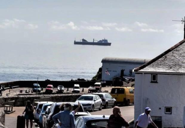 Hình ảnh một chiếc " tàu ma" lơ lửng trên không trung mới đây đã được nhiếp ảnh gia Martin Stroud chụp lại gần ngôi làng nhỏ Coverack ở Cornwall, Anh gây xôn xao dư luận.