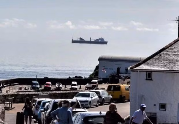 Hình ảnh một chiếc " tàu ma" lơ lửng trên không trung mới đây đã được nhiếp ảnh gia Martin Stroud chụp lại gần ngôi làng nhỏ Coverack ở Cornwall, Anh gây xôn xao dư luận.