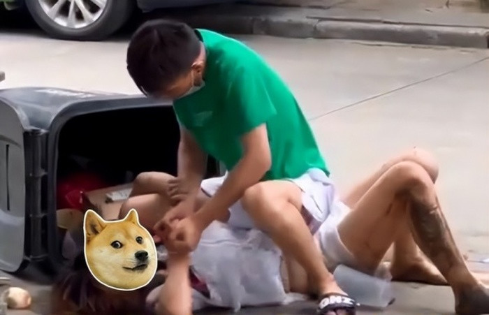 Nguoi dan ong danh co gai, nhet vao thung rac vi 'bi lua tien'-Hinh-3