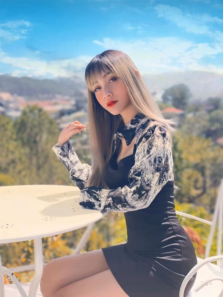 Bi phu bac, co gai teo hai tay dung chan cham con-Hinh-2