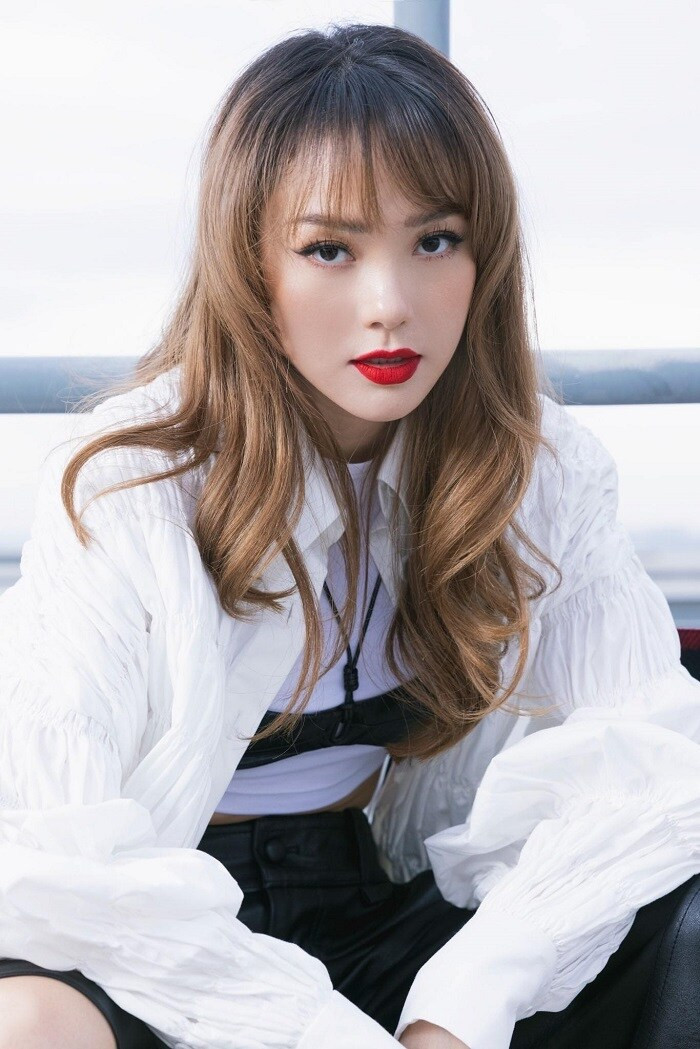 Dù chưa từng thừa nhận phẫu thuật thẩm mỹ nhưng không thể phủ nhận, Minh Hằng ngày càng xinh đẹp và gương mặt của cô trông hài hòa hơn