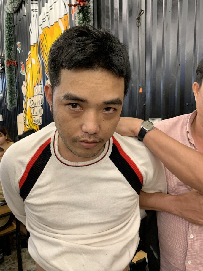 Bắt khẩn cấp đối tượng bị truy nã có súng trong quán nhậu Bat khan cap doi tuong bi truy na co sung trong quan nhau