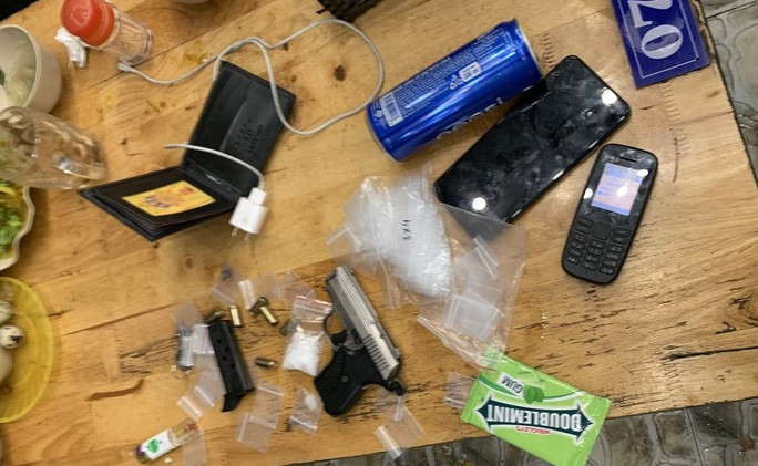 Bắt khẩn cấp đối tượng bị truy nã có súng trong quán nhậu - Hình 3 Bat khan cap doi tuong bi truy na co sung trong quan nhau-Hinh-3