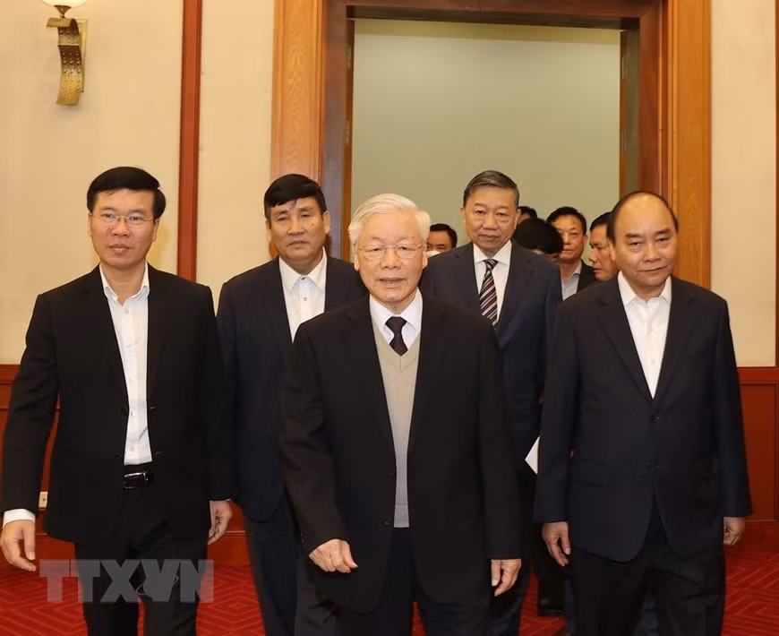 Bo Chinh tri gap mat than mat cac nguyen lanh dao khong tai cu khoa XIII