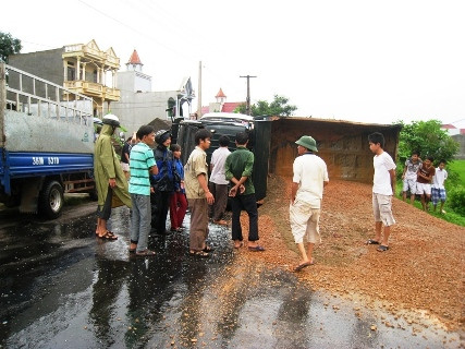 Xe tải (loại 15 tấn) mang BKS 81C-023.52 đang lưu thông theo hướng Hà Nội - Thanh Hoá khi đi đến địa điểm trên thì gặp nạn.