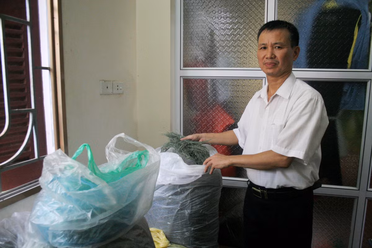 Ông Lê Thanh Hương bốc thuốc.