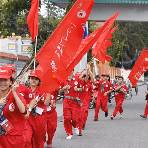 Thành phố tưng bừng chào đón bước chân rộn ràng của các tình nguyện viên.