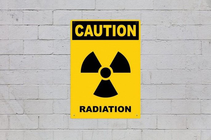 Tránh tiếp xúc lâu dài với bức xạ: Hầu hết chúng ta đều tiếp xúc với bức xạ, như khi chụp X-quang hay nhiều trường hợp khác. Lượng bức xạ nhỏ thì vô hại, nhưng nếu tiếp xúc trong thời gian dài thì bức xạ sẽ làm tăng đáng kể nguy cơ mắc bệnh ung thư vú.