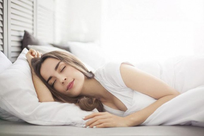 Ngủ ngon: Mỗi người cần ngủ từ 7 đến 9 tiếng/ngày để duy trì cơ thể khỏe mạnh. Nghiên cứu cho thấy, những phụ nữ ngủ ít hơn 6 tiếng một ngày có nguy cơ mắc ung thư vú tăng 30%.