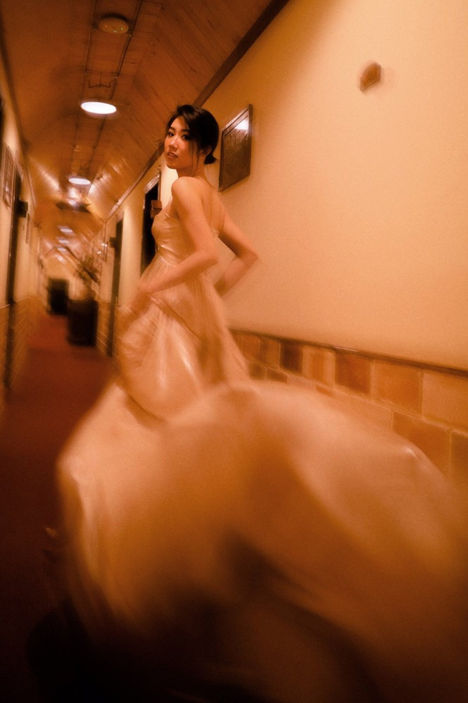 ##s###Ở set kiểu đầu tiên, Thuý Ngân chọn kiểu váy bay bổng như công chúa.