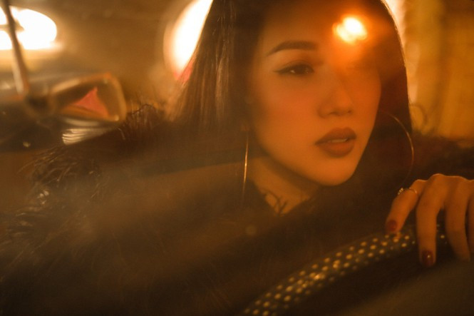 ##s###Trong bộ ảnh lần này, Thuý Ngân tự trang điểm cho bản thân.