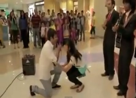 Đứng trước mặt bạn gái và đám đông, chàng trai quỳ gối và tỏ tình. Cô gái cuống cuồng ngồi xuống đỡ chàng dậy. Nhưng anh chàng này dường như không để ý đến cảm xúc của bạn gái, chỉ tập trung tỏ tình nồng nhiệt mà không quan tâm đến việc cô gái đang ngượng và tỏ ra bối rối.