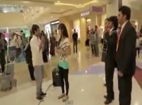 Một màn cầu hôn trong một trung tâm thương mại ở Ấn Độ cũng khiến dân mạng chú ý bởi sự lãng mạn, chịu khó của chàng trai.