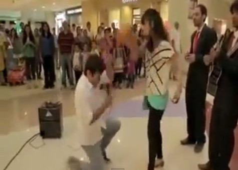 Và kết quả là chàng trai lãnh trọn một cú đánh khá mạnh vào đầu từ cô gái. Cô gái tức giận sau khi bạn trai làm mình xấu hổ, mượn đàn của nhạc công và lấy làm vũ khí đánh vào đầu chàng trai đang quỳ. Tình cảnh của chàng trai khiến dân mạng thương cảm, bày tỏ sự tiếc nuối, nhưng đồng thời cũng coi đây là một kinh nghiệm cho các bạn trẻ thích những màn tỏ tình độc đáo.