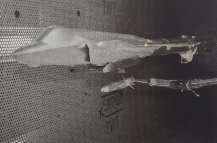 Tuần qua, trang mạng The Aviationist đăng tải bức ảnh mô hình F-35 thử nghiệm trong hầm gió với tên lửa hành trình chính xác cao SOM (tầm bắn 180km) do Thổ Nhĩ Kỳ phát triển.