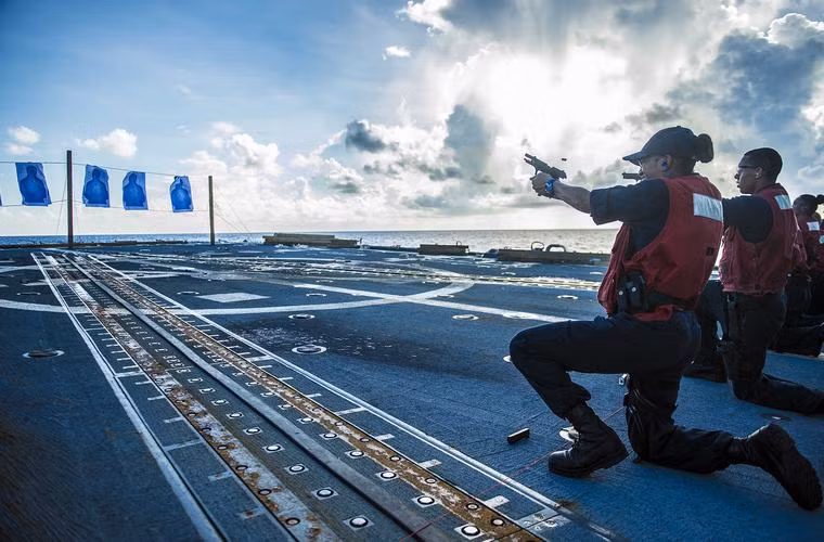 Các thủy thủ tàu khu trục USS Mustin (DDG 89) đang tập bắn súng lục 9mm ngay ở sân đỗ trực thăng đuôi tàu, Biển Đông ngày 22/10.