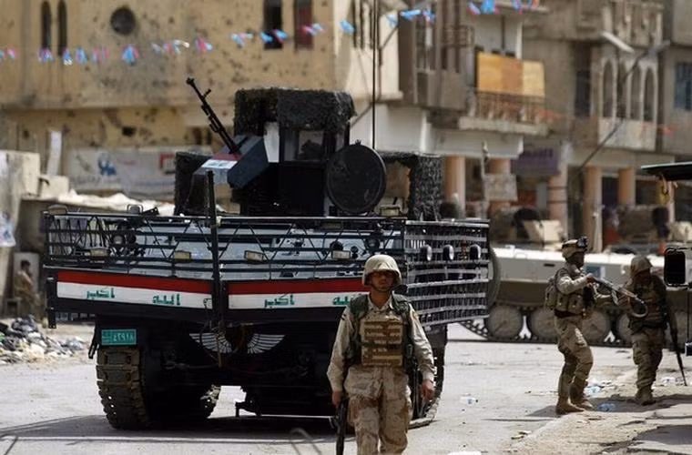 Ảnh xe bọc thép M113 của Quân đội Iraq được độ lồng sắt và lắp thêm tấm thép quanh tháp pháo để tăng khả năng sống sót trước các cuộc đụng độ với quân hồi giáo IS.