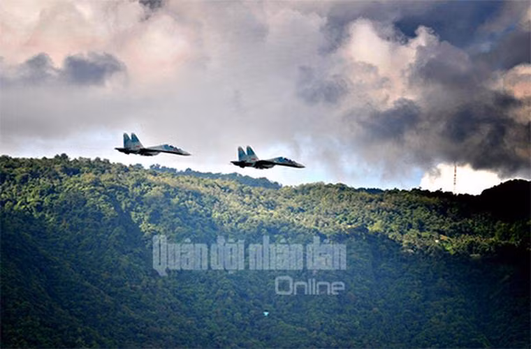 Trong ảnh, biên đội Su-30MK2 của Sư đoàn 370 (Quân chủng Phòng không – Không quân) chi viện hỏa lực cho Sư đoàn 330 tiến công địch trong cuộc diễn tập bắn đạn thật sáng 24/10 tại Quân khu 9.