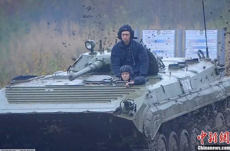 Thủ tướng Ukraine ngồi trên xe chiến đấu bộ binh BMP-1 của Quân đội Ukraine trong chuyến thị sát, ủy lạo tinh thần binh sĩ.