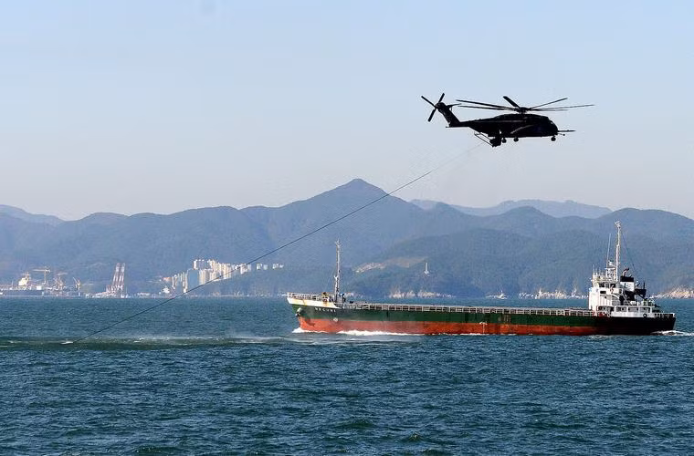 Trực thăng MH-53E Sea Dragon của Hải quân Mỹ đang kéo hệ thống định vị thủy âm được thả trên vùng nước nam bán đảo Triều Tiên trong cuộc tập trận Clear Horizon 2014.