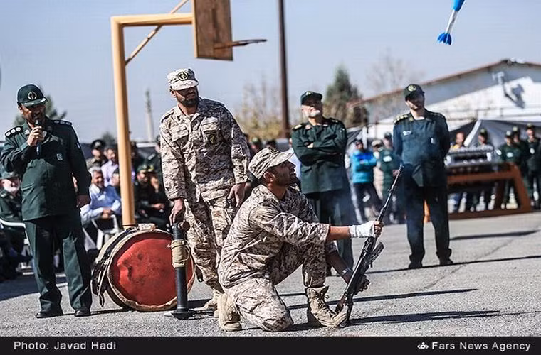 Lính Iran bắn đạn lựu từ khẩu súng trường AK trong cuộc biểu diễn các loại vũ khí mới.