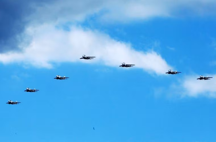 Phi đội máy bay tấn công điện tử EA-6B của Hải quân Mỹ bay đội hình trong lễ kỉ niệm với lực lượng này.