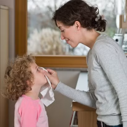 3. Hút chất dịch trong miệng, khoang mũi và họng của bệnh nhân để giữ cho đường thở không bị cản trở.