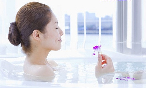 Phụ nữ phương Tây thường dùng giấm táo để tự chữa nấm cho "cô bé", cách dùng đơn giản nhất là pha ít giấm táo với nước ấm dùng để rửa "cô bé" mỗi ngày.