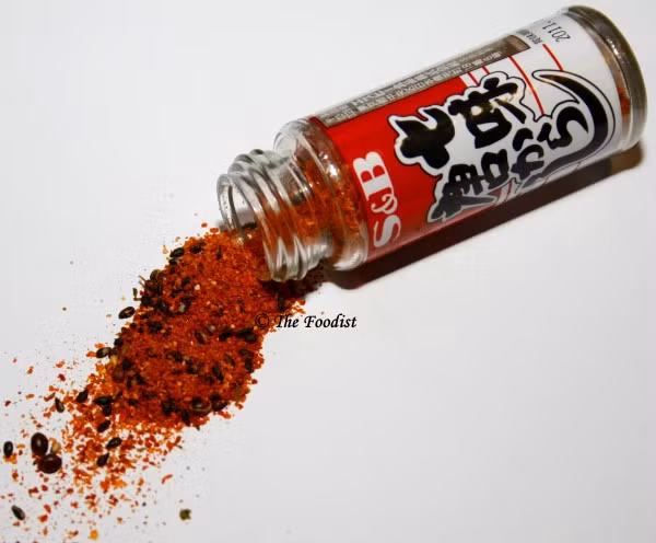 Shichimi Togarashi là sự pha trộn của nhiều loại gia vị khác nhau bao gồm bột ớt, cam hoặc vỏ quýt, hạt mè đen (trắng) và rong biển. V ới các thành phần giàu chất chống oxy hóa, sự kết hợp này có thể đóng một vai trò quan trọng trong việc giảm nguy cơ huyết áp cao và bệnh tim.