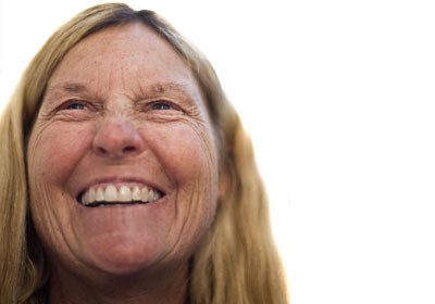 5. Vào tháng 2/2000, Jan Lesser được chẩn đoán bị hai khối u trong phổi phải, hai khối u trong gan và một u trong não của cô. Trong 10 tháng tiếp theo, ba phác đồ hóa trị riêng biệt không thể ngăn chặn sự tăng trưởng nhanh của bệnh ung thư.