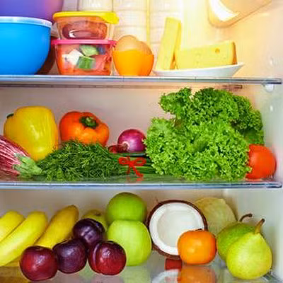 Giữ thực phẩm ngon. Hóa trị có thể ảnh hưởng đến vị giác của bạn, làm cho các loại thực phẩm và thức uống nhất định có hương vị khó chịu. Nước và thịt là hai thực phẩm phổ biến nhất. Nếu bạn khó khăn khi uống nước lọc, hãy thử uống nước khoáng có hương vị chanh thái lát và thử nguồn protein khác như trứng, sữa ít chất béo, đậu và cá.