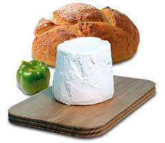 Pho mát trắng chứa nhiều protein, rất quan trọng trong việc giữ cơ bắp trong khi giảm cân. Hơn nữa, protein đặc biệt từ sữa đã được chứng minh là bảo vệ sức khỏe xương ở phụ nữ đang cố gắng giảm cân.