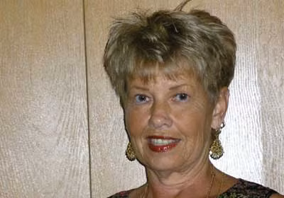 Sau 3 tháng hóa trị nặng với 2 loại thuốc và một tháng kết hợp làm bức xạ hàng ngày, bà bị rụng toàn bộ tóc, nhưng khối u bị thu hẹp. Một ca phẫu thuật 9 tiếng vào tháng 3/2002 đã loại bỏ các phần còn lại. Sau 7 năm, bà đã khỏi hoàn toàn căn bệnh này.